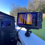 Railblaza Echolothalterung HEXX mit Lowrance Fishfinder montiert auf dem Süllrand