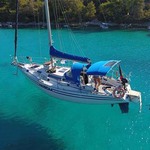 Bimini-Top Prestige am in Artic Blue, montiert auf einem Segelboot (offen)
