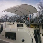 Sonnenverdeck Royal mit 4 Bögen in natur, montiert auf einer Flybridge