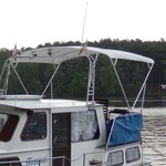 Bimini-Top Chic mit 4 Bögen in weiß, montiert auf einem Achterdeck