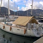 Bimini-Top Cagnaro in beige, montiert auf einem Segelboot