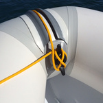 Railblaza CleatPort RIBMount in schwarz an einem schlauchboot mit belegter Klampe