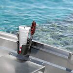Railblaza Drink Hold Getränkehalter montiert an einem Gunwale