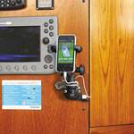 Railblaza Starporthalterung (E-Serie) mit USB Port in schwarz in Kombination mit Mobilgerätehalter