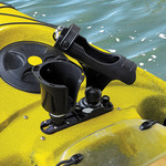 Railblaza Kayak Expanda Track montiert auf einem Kayak mit DrinkHolder und Rutenhalter
