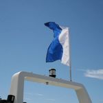 Railblaza Flaggenstock auf einem Geräteträger montiert