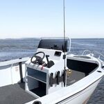 Railblaza Fishing Rod Stow Triple Rutenhalter montiert an einem Steuerstand