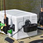 Railblaza StowPod Staubehälter montiert an einer Staukiste